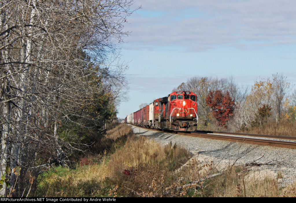 CN 2521 leads a southbound